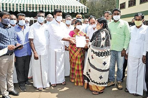 பயிர்க் கடன் தள்ளுபடி சான்று வழங்கும் பணி