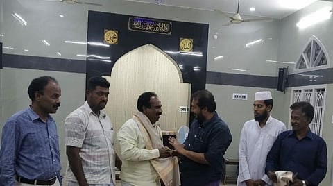 புஷ்பவனம் பள்ளிவாசலுக்கு மார்பிள் கற்கள் வழங்கிய இந்து தொழிலதிபர்