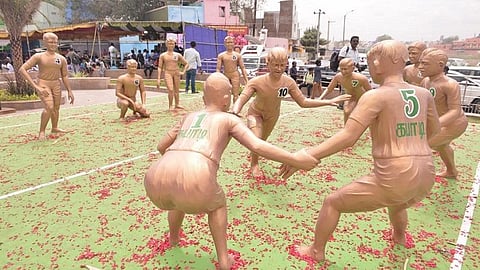 திருப்பரங்குன்றத்தில் மயில் சிலை; செல்லூரில் கபடி வீரர்கள் சிலை: மதுரையின் பாரம்பரியத்தை வெளிப்படுத்தும் மாநகராட்சி ரவுண்டானாக்கள்