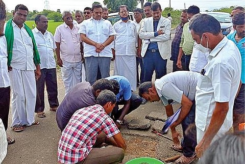 சேத்துப்பட்டு அடுத்த ஓகூர் – அரியாத்தூர் இடையே அமைக்கப்பட்ட சாலையின் தரம் குறித்து நாடாளுமன்ற உறுப்பினர் விஷ்ணுபிரசாத் முன்னிலையில் நேற்று ஆய்வு செய்த மத்திய குழுவினர்.