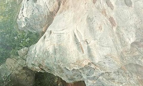 குந்துக்கோட்டையில் கண்டறியப்பட்ட புதிய கற்காலத்தின் போது பயன்படுத்திய கற்கருவிகளை கூர் தீட்டும் போது ஏற்பட்ட குழிகள்.