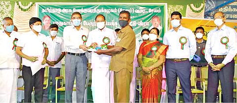 திருச்செங்கோட்டில் நடைபெற்ற நிகழ்ச்சியில் விபத்தின்றி பேருந்துகளை இயக்கிய ஓட்டுநர்களுக்கு மின்சாரத் துறை அமைச்சர் பி.தங்கமணி பரிசு வழங்கினார். அருகில் மாவட்ட ஆட்சியர் கா.மெகராஜ்.