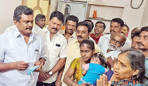 இதய சிகிச்சை பெறுவதற்காக குழந்தையின் பெற்றோருக்கு நிதி உதவி செய்த திமுக  வடக்கு மாவட்டப் பொறுப்பாளர் தங்கதமிழ்ச்செல்வன்.