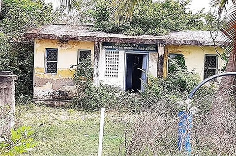 புவனகிரி அருகே வடக்குதிட்டை கிராமத்தில் புதர் மண்டி வலுவிழந்துள்ள துணை சுகாதார நிலையக் கட்டிடம்.