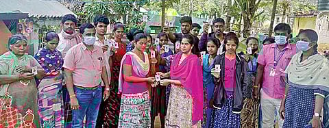 அதிகத்தூரில் இருளர் இனத்தைச் சேர்ந்த முதல் தலைமுறை வாக்காளருக்கு வாக்காளர் அடையாள அட்டையை வழங்குகிறார் கோட்டாட்சியர் பிரீத்தி பார்கவி.