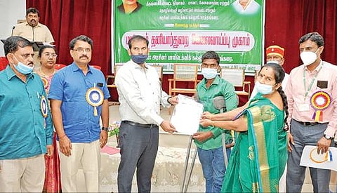 ஊத்தங்கரையில் நடந்த தனியார் துறை வேலைவாய்ப்பு முகாமில் பணிக்கு தேர்வு செய்யப்பட்டவர்களுக்கு நியமன ஆணைகளை ஆட்சியர் ஜெயசந்திர பானு ரெட்டி, எம்எல்ஏ மனோரஞ்சிதம் ஆகியோர் வழங்கினர். அருகில் மாவட்ட வேலைவாய்ப்பு அலுவலர் கவுரிசங்கர்.