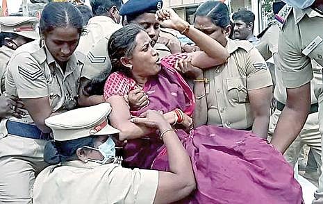 கரூர் எம்பி ஜோதிமணியை கைது செய்து தூக்கிச் செல்லும் போலீஸார்.