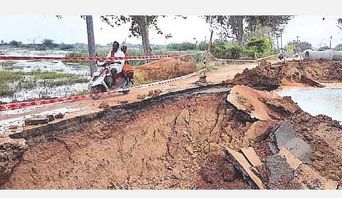 காரைக்குடியில் பாதுகாப்பில்லாத பாதாள சாக்கடை திட்டப் பணி- பொதுமக்கள் சிரமம்