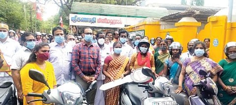 சங்கரன்கோவிலில் பயனாளிகளுக்கு நலத்திட்ட உதவிகளை அமைச்சர்  வி.எம்.ராஜலெட்சுமி வழங்கினார். உடன் தென்காசி மாவட்ட ஆட்சியர் சமீரன். ﻿﻿