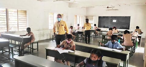 விழுப்புரம் பிஎன்தோப்பு பள்ளி தேர்வு மையத்தில் மாவட்ட கல்வி அலுவலர் கிருஷ்ணபிரியா ஆய்வு மேற்கோண்டார்.