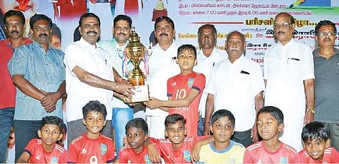 நெய்வேலியில் நடைபெற்ற கால்பந்து போட்டியில் வெற்றிபெற்ற மாணவர்களுக்கு மூத்த வழக்கறிஞர் சிவமணி சுழற்கோப்பை வழங்கினார்.