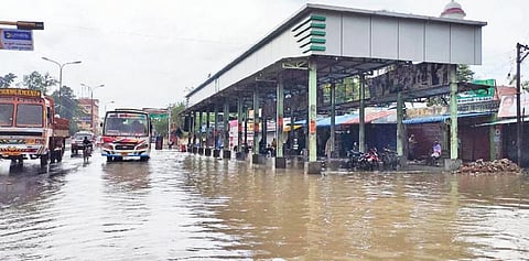 கடலூர் மஞ்சக்குப்பம் பேருந்து நிறுத்தம் பகுதியில் மழைநீர் தேங்கியுள்ளது.