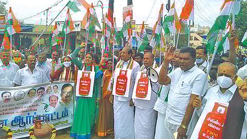 பெட்ரோல், டீசல் விலை உயர்வுக்கு எதிர்ப்பு தெரிவித்து காங்கிரஸ் கட்சியினர் ஆர்ப்பாட்டம்