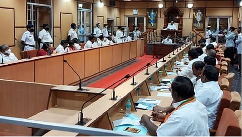 புதுச்சேரி சட்டப்பேரவையில் நம்பிக்கை வாக்கெடுப்பு தீர்மானத்தை முன்மொழிந்தார் முதல்வர் நாராயணசாமி: மத்திய அரசு, எதிர்க்கட்சிகள் மீது சரமாரி புகார்