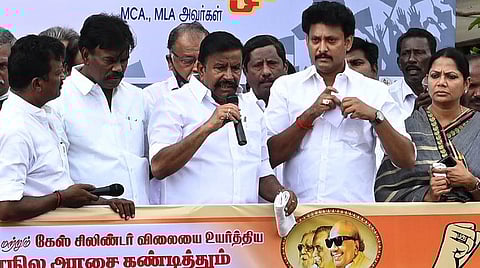 திமுக முதன்மைச் செயலாளர் கே.என்.நேரு எம்எல்ஏ. உடன் தெற்கு மாவட்டப் பொறுப்பாளர் அன்பில் மகேஷ் பொய்யாமொழி எம்எல்ஏ உள்ளிட்டோர்.