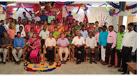 அரசுப் பள்ளி மாணவர்களுக்கு உதவ தனி வங்கிக் கணக்கு: ஆசிரியர் பயிற்சி முன்னாள் மாணவர்கள் தீர்மானம்