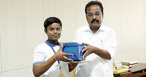 தேசிய அளவிலான ‘ஸ்பெல் பீ’ போட்டியில் சிறப்பிடம் பிடித்த மாணவர் ராஜ்குமாரை பாராட்டிய பள்ளியின் தாளாளர் சவுந்தர்ராஜன்.