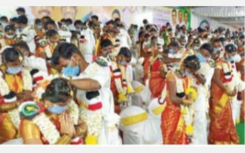 ஜெயலலிதா பிறந்தநாளை முன்னிட்டு அதிமுக சார்பில் 140 ஜோடிகளுக்கு திருமணம்