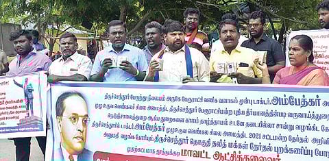 தூத்துக்குடி விவேகானந்தர் நகர் கடற்கரையில் மீன் இறங்குதளம் அமைக்க வலியுறுத்தி ஆட்சியரிடம்  மனு அளிக்க வந்த மீனவர்கள். (அடுத்த படம்) திருச்செந்தூரில் அம்பேத்கர் சிலை அமைக்க அனுமதி கோரிய மக்கள். 									          படங்கள்: என்.ராஜேஷ்