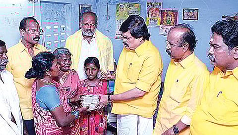 பட்டாசு ஆலை வெடி விபத்தில் பெற்றோரை இழந்த சிறுமிக்கு ரூ.5 லட்சம் நிதி உதவி வழங்கிய பால்வளத் துறை அமைச்சர் கே.டி.ராஜேந்திர பாலாஜி.