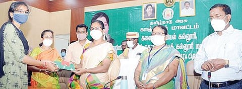 காஞ்சிபுரத்தில் நடைபெற்ற கல்லூரி மாணவர்களுக்கு இலவச தரவு அட்டைகள் (டேட்டா கார்டு) வழங்கும் விழாவில் மாணவிக்கு தரவு அட்டையை வழங்குகிறார் ஆட்சியர் மகேஸ்வரி.