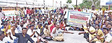 கிருஷ்ணகிரியில் மின்வாரிய ஒப்பந்த தொழிலாளர்கள் ஆட்சியர் அலுவலக வளாகத்தில் ஆர்ப்பாட்டத்தில் ஈடுபட்டனர்.