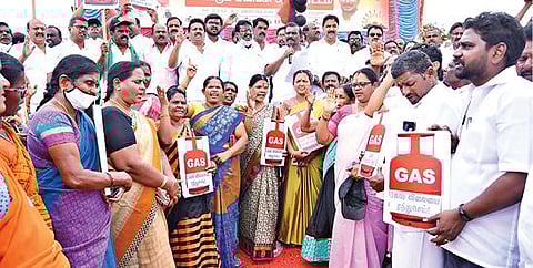 கிருஷ்ணகிரியில் பெட்ரோல், டீசல், சமையல் காஸ் விலை உயர்வை கண்டித்து கிழக்கு மாவட்ட திமுக சார்பில் நடந்த ஆர்ப்பாட்டத்தில் மாவட்ட பொறுப்பாளர் செங்குட்டுவன் எம்எல்ஏ பேசினார்.