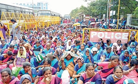மாவட்ட ஆட்சியர் அலுவலகங்கள் முன்பு அங்கன்வாடி ஊழியர்கள் காத்திருப்பு போராட்டம்