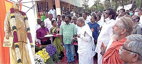 தஞ்சாவூரில் நடைபெற்ற தமிழறிஞர் பி.விருத்தாசலனாரின் முழு உருவ வெண்கலச் சிலை திறப்பு விழாவில் பங்கேற்றோர்.