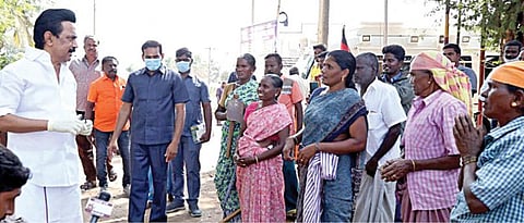 ஈரோட்டில் தேர்தல் பிரச்சாரத்துக்கு வந்த திமுக தலைவர் மு.க.ஸ்டாலின், பங்களாபுதூர் பகுதியில் நூறு நாள் வேலைத் திட்ட தொழிலாளர்களிடம்  குறைகளைக் கேட்டறிந்தார்.