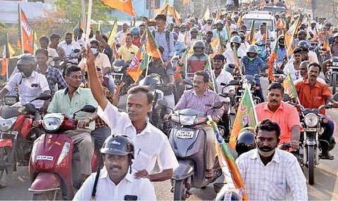 திருநெல்வேலியில் பாஜக சார்பில் நடைபெற்ற இருசக்கர வாகன பேரணி படம்: மு.லெட்சுமி அருண்