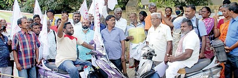 திருநெல்வேலி ஆட்சியர் அலுவலகத்தில் குடியேறும் போராட்டத்தில் ஈடுபட்ட மாற்றுத்திறனாளிகள். படம்: மு.லெட்சுமி அருண்