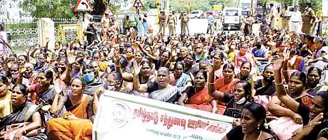 திருநெல்வேலியில் ஆட்சியர் அலுவலகம் முன் சத்துணவு ஊழியர்கள் மறியலில் ஈடுபட்டனர். (வலது) தூத்துக்குடியில் கருப்பு உடை  அணிந்து சாலை மறியலில் ஈடுபட்ட சத்துணவு ஊழியர்கள். படங்கள்: மு.லெட்சுமி அருண், என்.ராஜேஷ்.