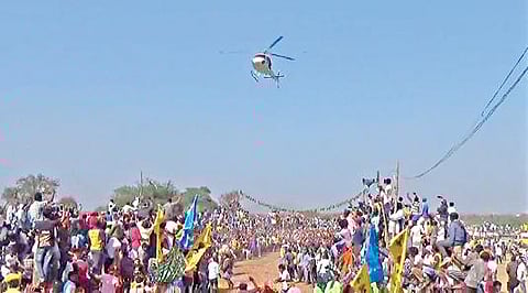 சூளகிரி அருகே சீபம் கிராமத்தில் நடந்த எருதுவிடும் விழாவில், ஹெலிகாப்டர் மூலம் மலர் தூவப்பட்டது.