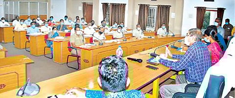 நாமக்கல் மாவட்ட ஆட்சியர் அலுவலகத்தில் நடைபெற்ற தேர்தல் தொடர்பான ஆலோசனைக் கூட்டத்தில் மாவட்ட ஆட்சியர் கா.மெகராஜ் பேசினார்.