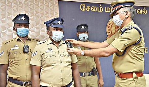 சேலம் மாநகர காவல் ஆணையர் அலுவலகத்தில் நடந்த நிகழ்ச்சியில், ரோந்துப் பணியில் ஈடுபடும் போலீஸாருக்கு சட்டையில் பொருத்திக் கொள்ளும் கேமராவை மாநகர காவல் ஆணையர் சந்தோஷ்குமார் வழங்கினார்.    படம்: எஸ்.குரு பிரசாத்