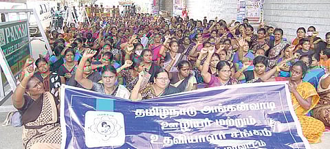 திண்டுக்கல் ஆட்சியர் அலுவலகம் முன் போராட்டத்தில் ஈடுபட்ட அங்கன்வாடி ஊழியர்கள்.