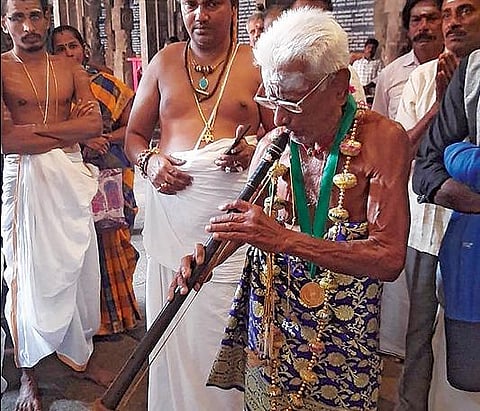 சிதம்பரம் நடராஜர் கோயிலில் நடராஜர் சன்னதியில் நாதஸ்வரம் வாசித்த வித்வான் ஆச்சாள்புரம் சின்னத்தம்பி. உள்படம்: விருதுடன் நாதஸ்வர வித்வான் சின்னத்தம்பி.