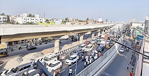 சென்னை புறநகர் பகுதிகளில் போக்குவரத்து நெரிசல் மிகுந்த பகுதியான மேடவாக்கத்தில் நீண்டகாலமாக நடைபெற்று வந்த மேடவாக்கம்-வேளச்சேரியை இணைக்கும் ஒரு பகுதி பால வேலை நிறைவடைந்ததையொட்டி, பொதுமக்களின் பயன்பாட்டுக்காக பாலத்தை முதல்வர் பழனிசாமி நேற்று திறந்து வைத்தார். அதில் அணிவகுத்துச் சென்ற வாகனங்கள். படம்: எம்.முத்துகணேஷ்