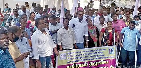 காஞ்சிபுரம் வட்டாட்சியர் அலுவலகத்தில் குடியேறும் போராட்டத்தில் ஈடுபட்ட மாற்றுத் திறனாளிகள்.