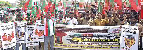 பெட்ரோல், டீசல், சமையல் காஸ் விலை உயர்வைக் கண்டித்து  எஸ்டிடியூ தொழிற்சங்கத்தினர் ஆர்ப்பாட்டம்