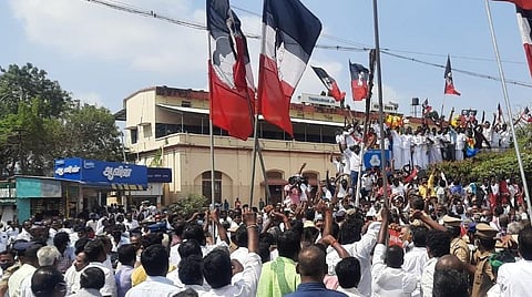 தஞ்சாவூரில் ஜெயலலிதா சிலைக்கு மாலை அணிவிக்கும் போது தள்ளுமுள்ளு: அமமுக கொடியினை அதிமுகவினர் பிடுங்கியதால் மோதல்