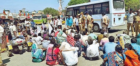 3 அம்ச கோரிக்கைகளை நிறைவேற்ற வலியுறுத்தி, வேலூர் மாவட்ட மாற்றுத்திறனாளிகள் நல அலுவலகம் அருகே அண்ணா சாலையில் நேற்று மறியலில்  ஈடுபட்ட தமிழ்நாடு அனைத்துவகை மாற்றுத்திறனாளிகள். அடுத்த படம்: தி.மலை மாவட்டம் ஆரணியில் சாலை மறியலில் ஈடுபட்ட மாற்றுத்திறனாளிகள். கடைசிப்படம்: செங்கம் பேருந்து நிலையம் அருகே சாலை மறியலில் ஈடுபட்ட மாற்றுத்திறனாளிகள்.