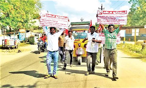பெட்ரோல், டீசல் விலை உயர்வை கண்டித்து தூத்துக்குடி தாளமுத்துநகரில் மார்க்சிஸ்ட் கட்சியினர் ஆட்டோவை கயிறு கட்டி இழுத்து போராட்டத்தில் ஈடுபட்டனர்.
