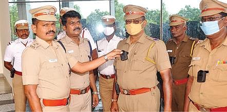 திருநெல்வேலி மாநகரில் ரோந்து பணியில் ஈடுபடும் போலீஸாருக்கு நவீன கேமராக்களை துணை ஆணையர் சீனிவாசன் வழங்கினார். படம்: மு.லெட்சுமி அருண்.