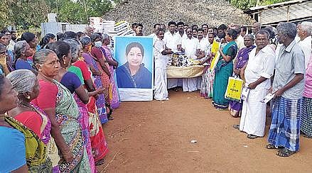சிவகங்கை அருகே சுந்தரநடப்பு மனவளர்ச்சி குன்றியோர் இல்லத்தில் அன்னதானம் வழங்கிய   மானாமதுரை எம்எல்ஏ நாகராஜன்.