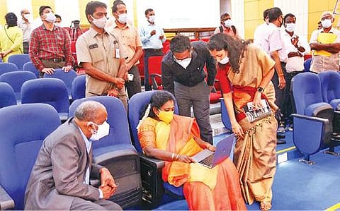 பிரதமர் பங்கேற்க இருக்கும் பாஜக பொதுக் கூட்டத்திற்காக புதுச்சேரி லாஸ்பேட்டையில் தயாராக இருக்கும் மேடை. படம்: எம்.சாம்ராஜ்