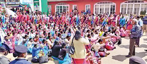 காத்திருப்பு போராட்டத்தில் ஈடுபட்ட அங்கன்வாடி ஊழியர்கள் கைது