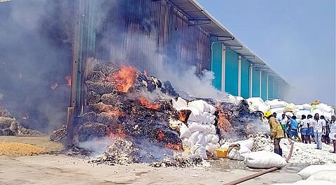 பெரம்பலூர் அருகே சிறுகன்பூரில் தனியார் சேமிப்புக் கிடங்கில் நிகழ்ந்த தீ விபத்தின்போது பற்றியெரியும் பருத்தி, மக்காச்சோளம் மூட்டைகள்.