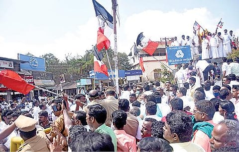 தஞ்சாவூரில் நேற்று தள்ளுமுள்ளுவில் ஈடுபட்ட அதிமுகவினரையும், அமமுகவினரையும் சமாதானப்படுத்தும் போலீஸார்.